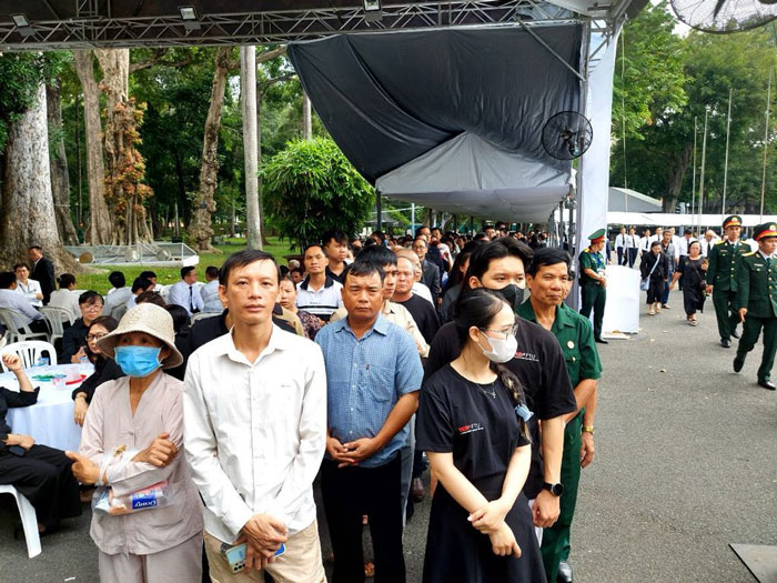 People wait to pay their respects to General Secretary Nguyen Phu Trong. Photo: Mr. Tu