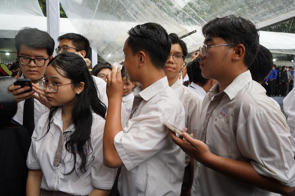 People wait to enter the Thong Nhat Hall to pay their respects to the General Secretary in the afternoon rain of July 25. Photo: Mr. Tu