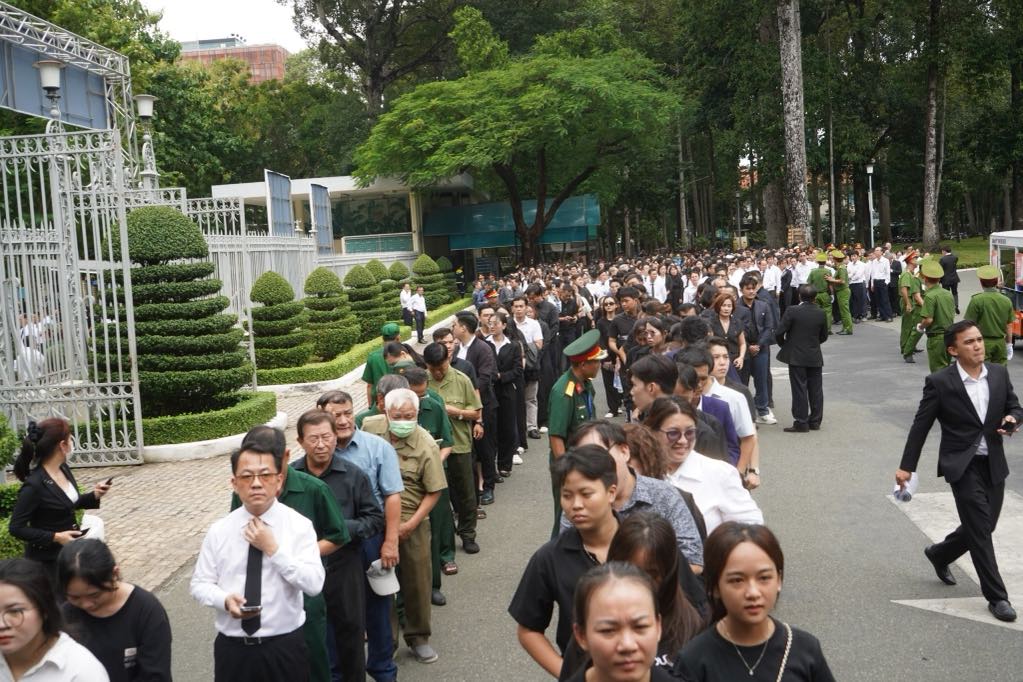 Dòng người đến viếng Tổng Bí thư Nguyễn Phú Trọng lên tới hàng nghìn người.