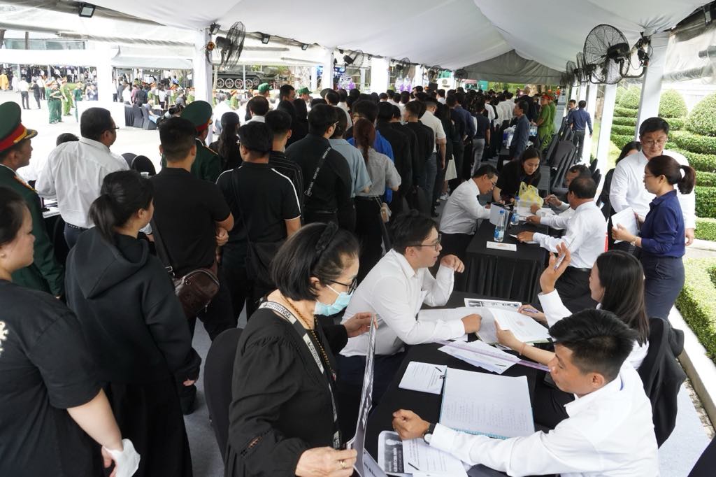 People lined up waiting to register to pay their respects to General Secretary Nguyen Phu Trong.