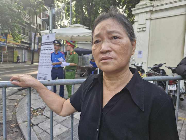 Mrs. Do Thi Sang - Mr. Duoc's wife could not hide her sadness. Photo: Lan Nhi