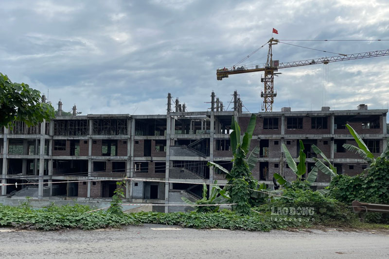 The remaining rough items of the district hospital are being urgently completed. Photo: Dinh Dai