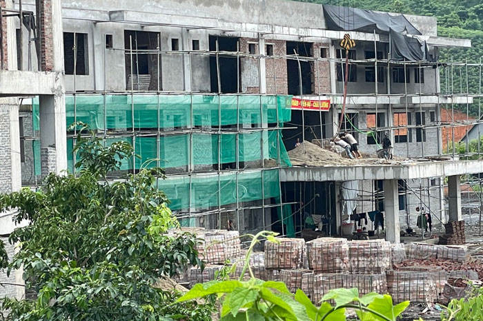 On the construction site, workers are transporting materials for construction. Photo: Dinh Dai