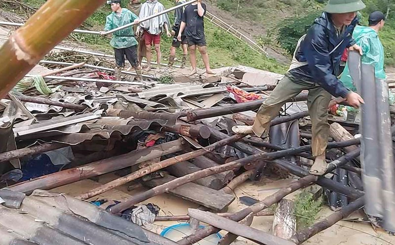 Hiện trường mưa lũ tại Điện Biên khiến 2 người chết, 5 người mất tích và nhiều ngôi nhà đổ sập. Ảnh: Cao Cường