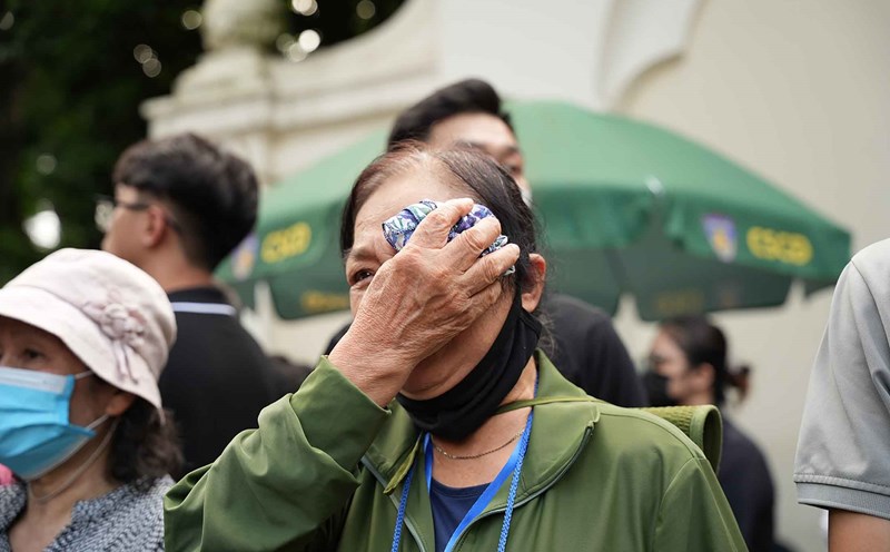 Người dân nghẹn ngào chờ tiễn biệt Tổng Bí thư Nguyễn Phú Trọng