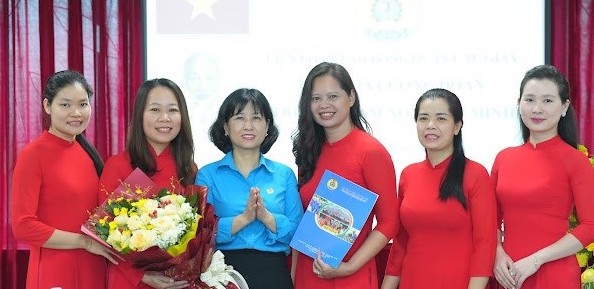 Nguyen Thi Thu Ha- Cau Giay District Union Union 회장 (왼쪽에서 왼쪽에서 왼쪽으로) - 풀뿌리 노동 조합을 설립하고 Binh Minh Kindergarten의 임시 집행위원회를 축하하기로 한 결정을 수여했습니다. 사진 : 대학