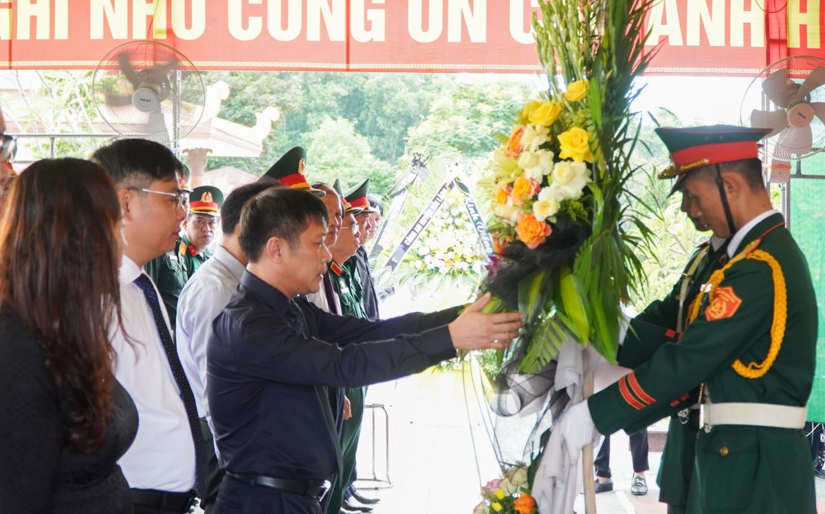 Lãnh đạo Huyện ủy Hải Lăng dâng hoa lên các anh hùng liệt sĩ tại lễ truy điệu. Ảnh: Hưng Thơ.