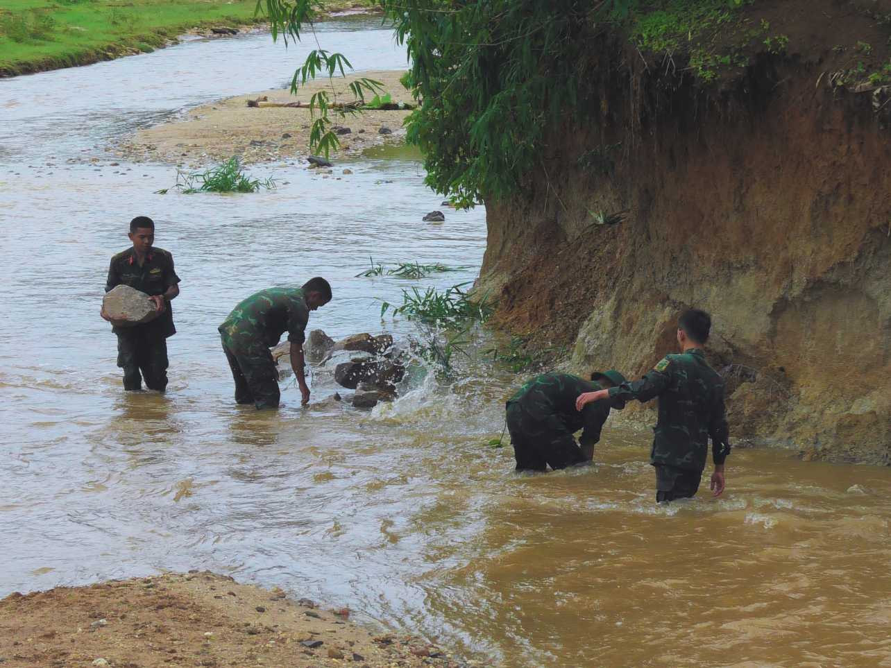 Chị Y Rê (trú tại thôn Đăk Xanh, xã Văn Lem) chia sẻ: “Tôi rất lo lắng mỗi khi mưa lớn, nước sông chảy mạnh khiến nhiều phần đất trồng mất dần. Mỗi ngày, tôi cứ thấp thỏm lo sợ ngôi nhà cũng sẽ bị trôi theo dòng nước. Tuy nhiên nay có bờ kè mới kiên cố, tôi rất vui và vô cùng cảm ơn các chiến sĩ, chính quyền địa phương đã quan tâm.” Ảnh: Lê Nguyên 