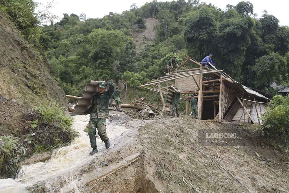 Mưa lũ cũng làm sập hàng chục ngôi nhà và nhiều ngôi nhà bị đe dọa, có nguy cơ mất an toàn.