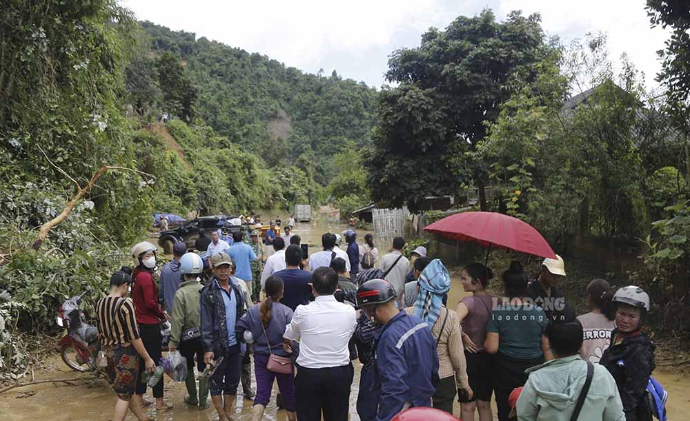 Hiện tại Quốc lộ 12 đi qua xã Mường Pồn cũng tê liệt hoàn toàn do đất đá vùi lấp.