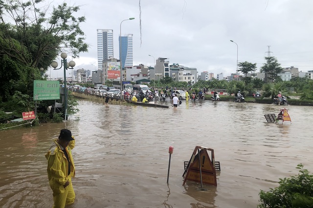 Do nước ngập sâu, nhiều ô tô phải đỗ ở trên cầu vượt, không dám đi vào trong cụm chung cư HH2. Ảnh chụp 8 giờ sáng ngày 24.7. Ảnh: Thục Quyên 