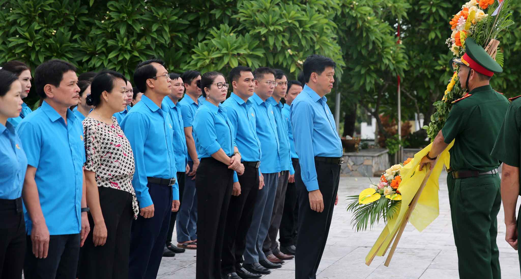 La delegation de travail de la Federation du travail de la province de Nghe An offre une bougie commemorative au cimetiere des martyrs du district de Nghi Loc. Photo : Syndicat de Nghe An