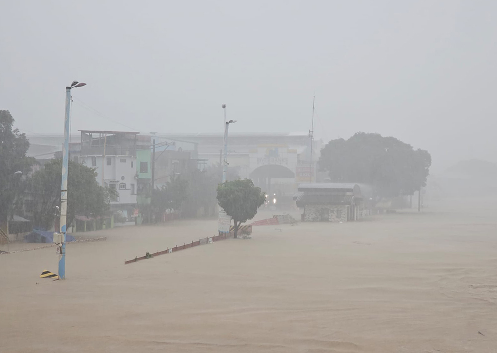Philippine streets flooded due to the impact of Typhoon Gaemi - the storm is called Carina in this country. Photo: INQUIRER.net