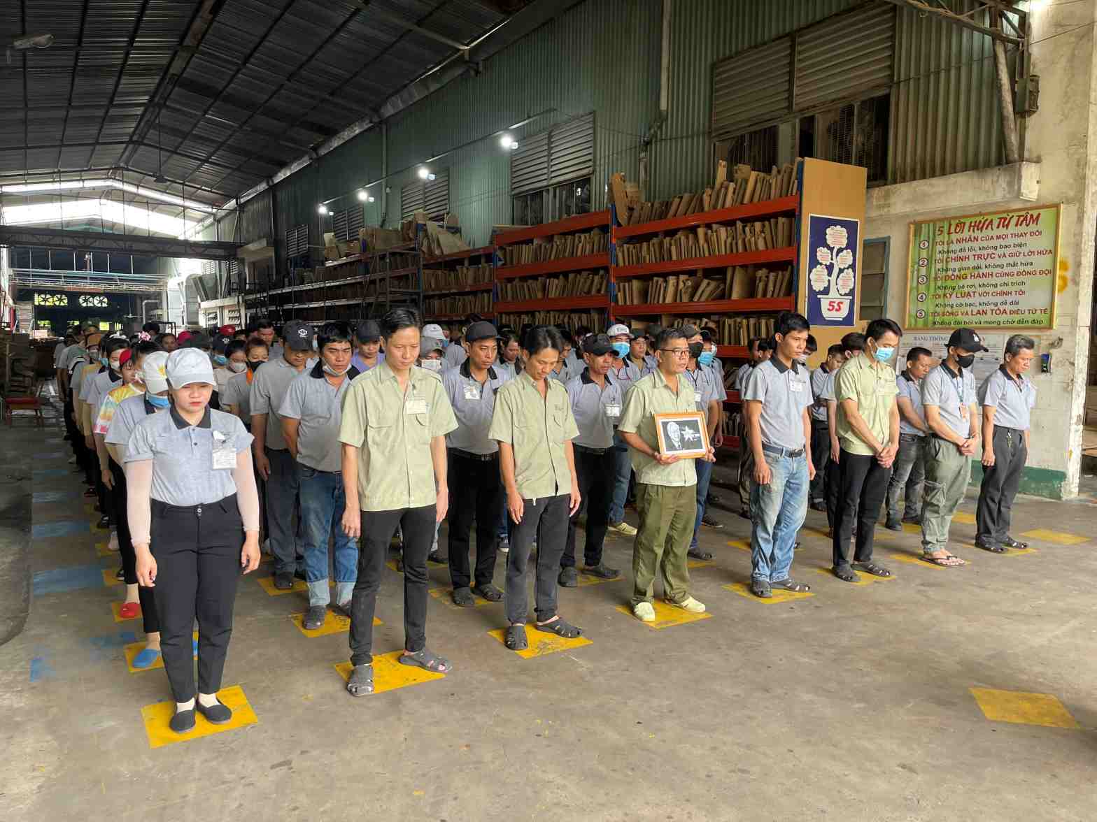 Hundreds of Huu Duc Forest Products Processing Co., Ltd. held a moment of silence to commemorate Secretary Tong3