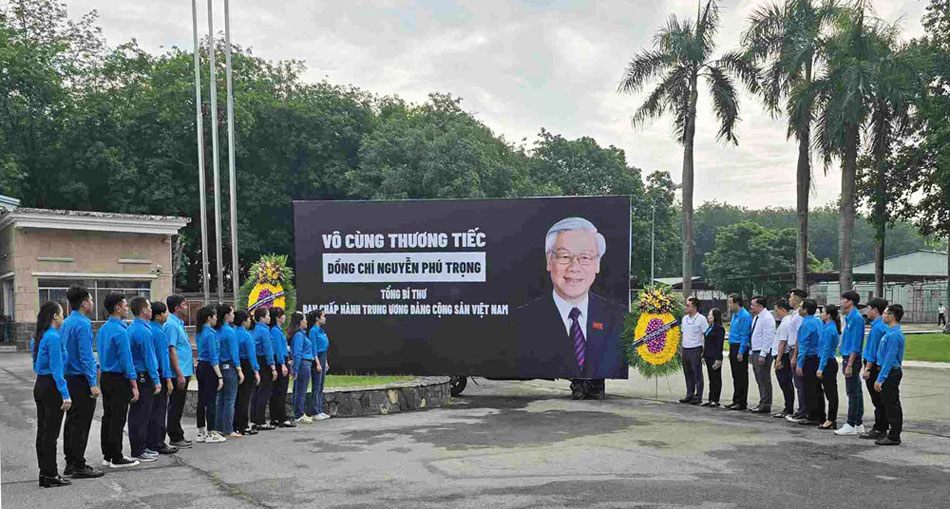 Lãnh đạo LĐLĐ tỉnh, Công đoàn cơ sở Công ty Công ty TNHH Giày Vĩnh Nghĩa mặc niệm trước di ảnh Tổng Bí thư Nguyễn Phú Trọng. Ảnh: Dương Bình