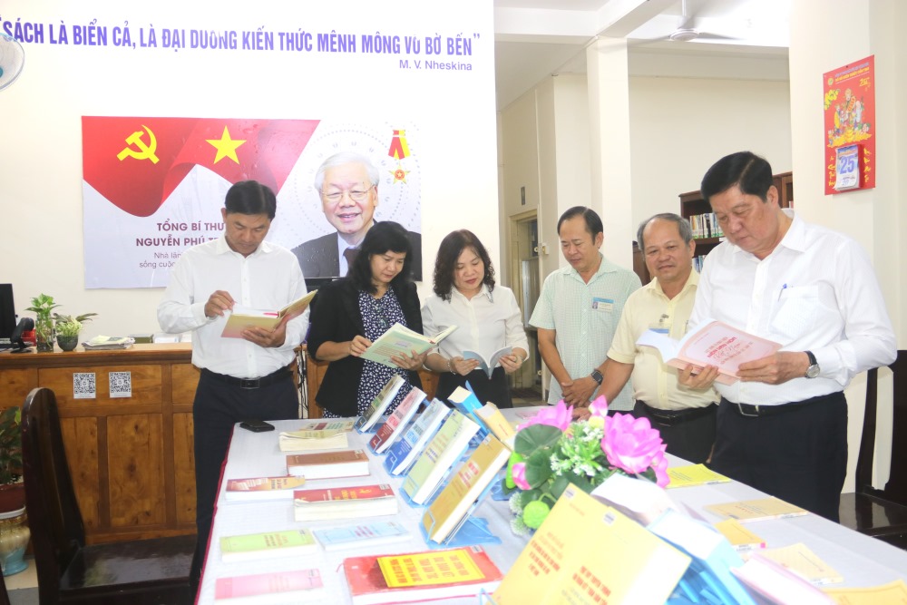 Ông Phạm Văn Hiểu - Phó Bí thư Thường trực Thành ủy Cần Thơ (ngoài cùng bên phải) và các đại biểu tham gia triển lãm sách về Tổng Bí thư Nguyễn Phú Trọng. Ảnh: Tạ Quang