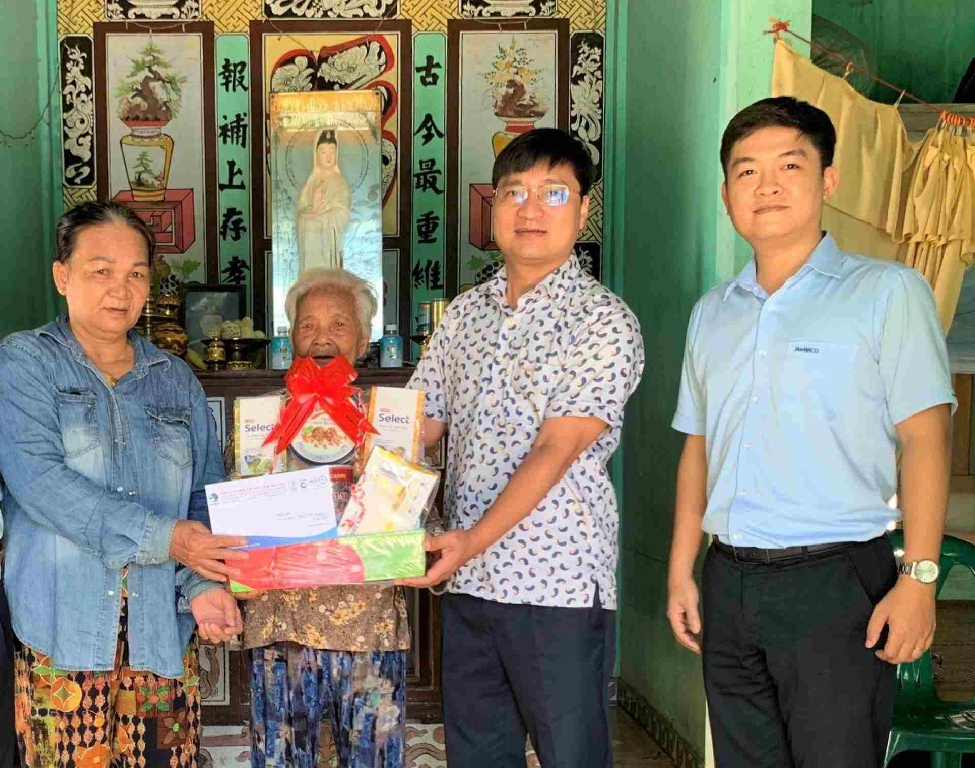 HueWACO leaders visited and gave gifts to the heroic Vietnamese Mother. Photo: Ha My.