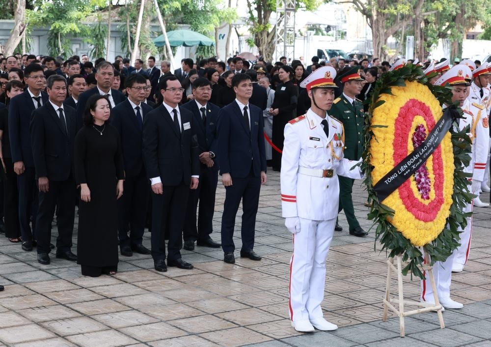 Vòng hoa của đoàn mang dòng chữ “Tổng Liên đoàn Lao động Việt Nam kính viếng”. Ảnh: Hải Nguyễn