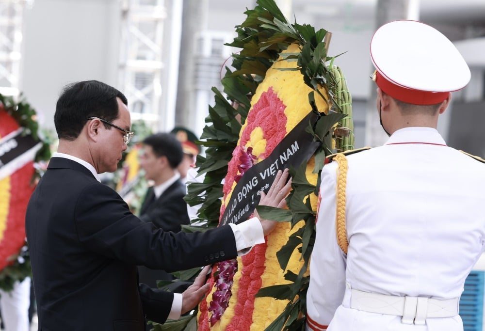 Ủy viên Trung ương Đảng, Chủ tịch Tổng Liên đoàn Lao động Việt Nam Nguyễn Đình Khang chuẩn bị vòng hoa vào viếng Tổng Bí thư Nguyễn Phú Trọng. Ảnh: Hải Nguyễn