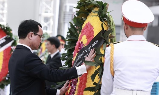 Ủy viên Trung ương Đảng, Chủ tịch Tổng Liên đoàn Lao động Việt Nam Nguyễn Đình Khang chuẩn bị vòng hoa vào viếng Tổng Bí thư Nguyễn Phú Trọng. Ảnh: Hải Nguyễn