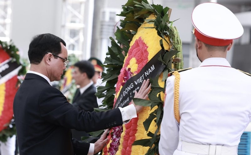 Ủy viên Trung ương Đảng, Chủ tịch Tổng Liên đoàn Lao động Việt Nam Nguyễn Đình Khang chuẩn bị vòng hoa vào viếng Tổng Bí thư Nguyễn Phú Trọng. Ảnh: Hải Nguyễn
