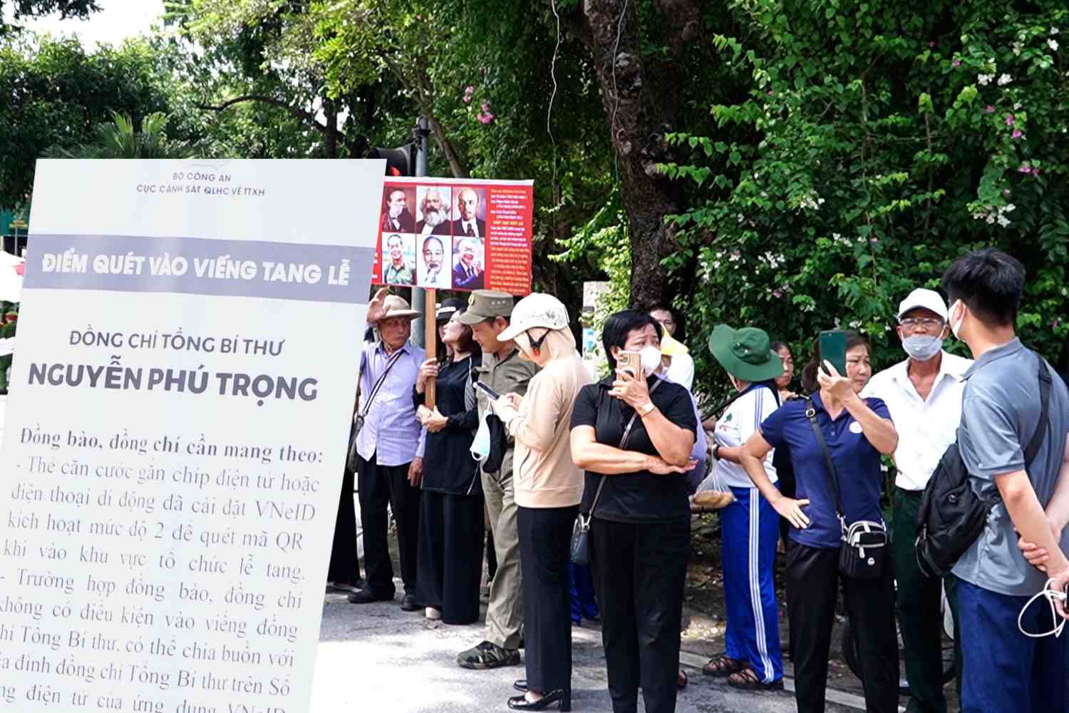 National Funeral Home 근처 지역 주변에서 많은 사람들이 Nguyen Phu Trong 사무 총장을 기다리기 위해 긴 줄에 모였습니다. 사진 : Hoang Xuyen -Hong Diep