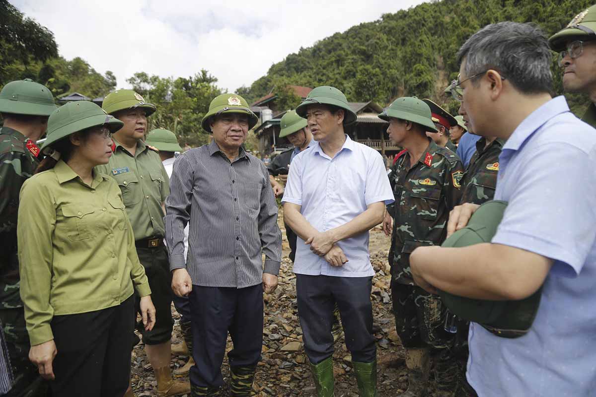 Mr. Tran Quoc Cuong - Secretary of the Dien Bien Provincial Party Committee (3rd on the left) directly went to the scene to direct the remediation of the consequences.