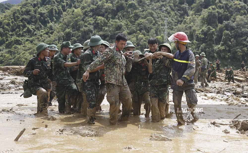 As one of the lucky people rescued from the scene by the authorities, Ms. Quang Thi Lien - Muong Pon 1 village, Muong Pon commune, said that after hearing the loud explosion, both husband and wife ran up the hill. Opposite the house, the floodwaters came and there was no time to escape. Luckily last night the children went to her house to sleep. At around 10 a.m. this morning, both husband and wife were rescued by the authorities and taken from the scene.