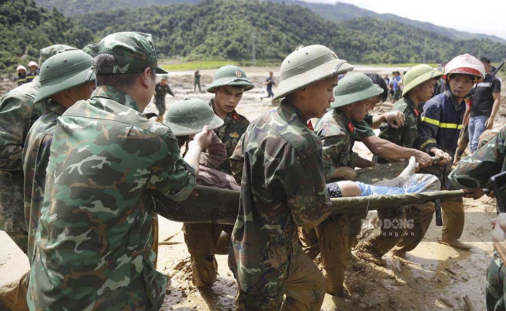 As Lao Dong Newspaper reported, floods occurred on the night of July 24 and early morning of July 25 in Muong Pon commune, Dien Bien district, Dien Bien province, causing 2 deaths, 5 missing people and many houses collapsed.