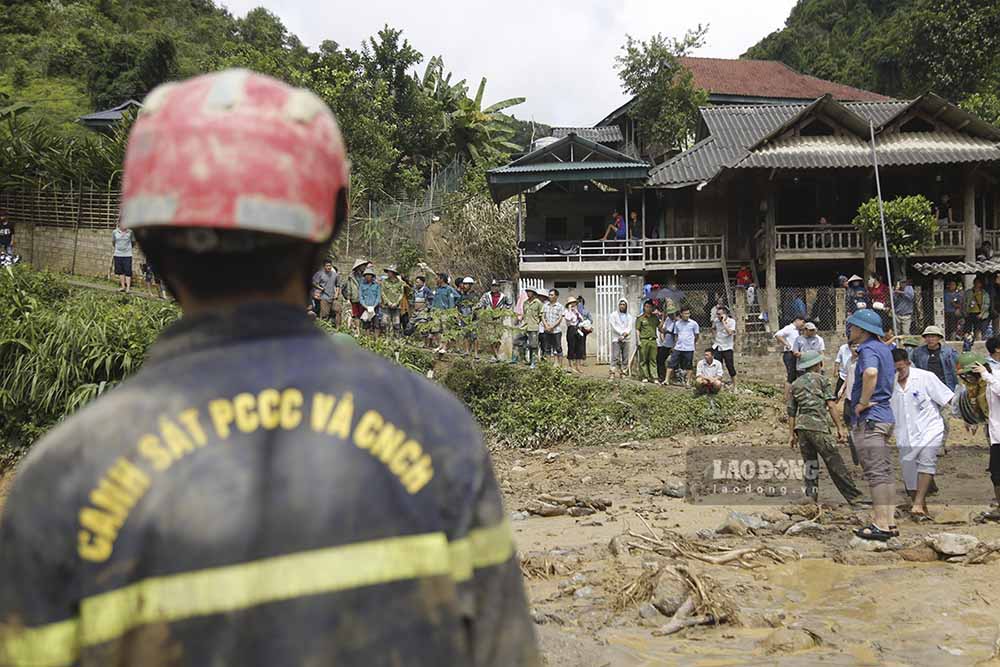 "While I was sleeping, I heard a roar like thunder and floodwaters were flowing. My two children and I ran out of the house. We didn't have time to grab any lost things. The whole house was swept away by the flood. This is the first time I've encountered a terrible flash flood like this, normally when I encounter floods there are only small floods" - Mr. Tien said emotionally.