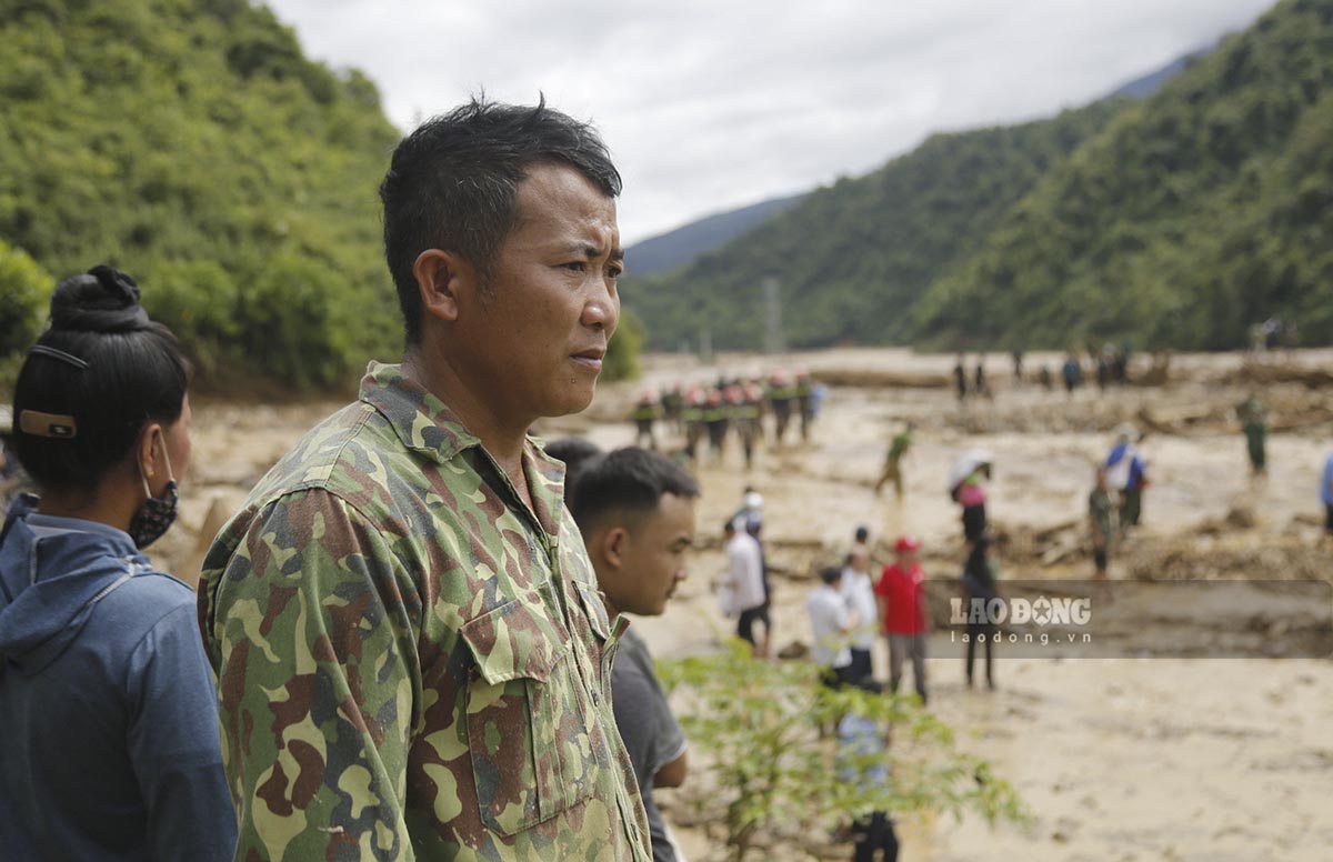 As one of the lucky people who escaped the flood on the night of July 24 and early morning of July 25, Mr. Lo Van Tien - Muong Pon 1 village, Muong Pon commune could not help but be shocked about the historic flood. According to Mr. Tien, it was about 2 o'clock, and there were 3 people in the house, including Mr. Tien and his 2 children.