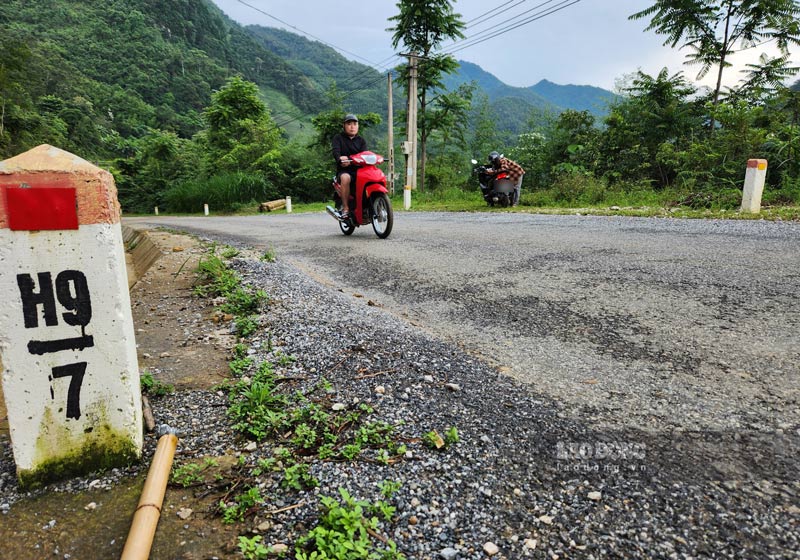 Những vết lún đang ngày càng sâu thêm. Ảnh: Tân Văn