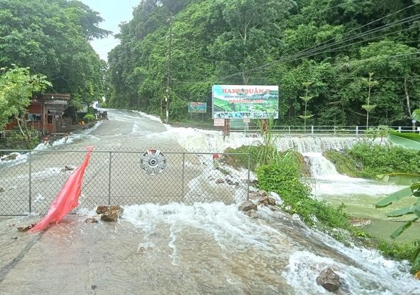 도로 지역은 비와 폭풍으로 인해 침수되었습니다. 사진 : Hai Phong, Cat Hai District의 문화 및 스포츠 센터