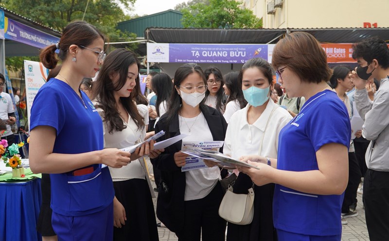 Sinh viên sư phạm tìm hiểu thông tin về lương, môi trường làm việc hội của các đơn vị tuyển dụng trong ngày hội việc làm năm 2024 do Trường Đại học Sư phạm Hà Nội tổ chức tháng 4. Ảnh: Minh Hà 