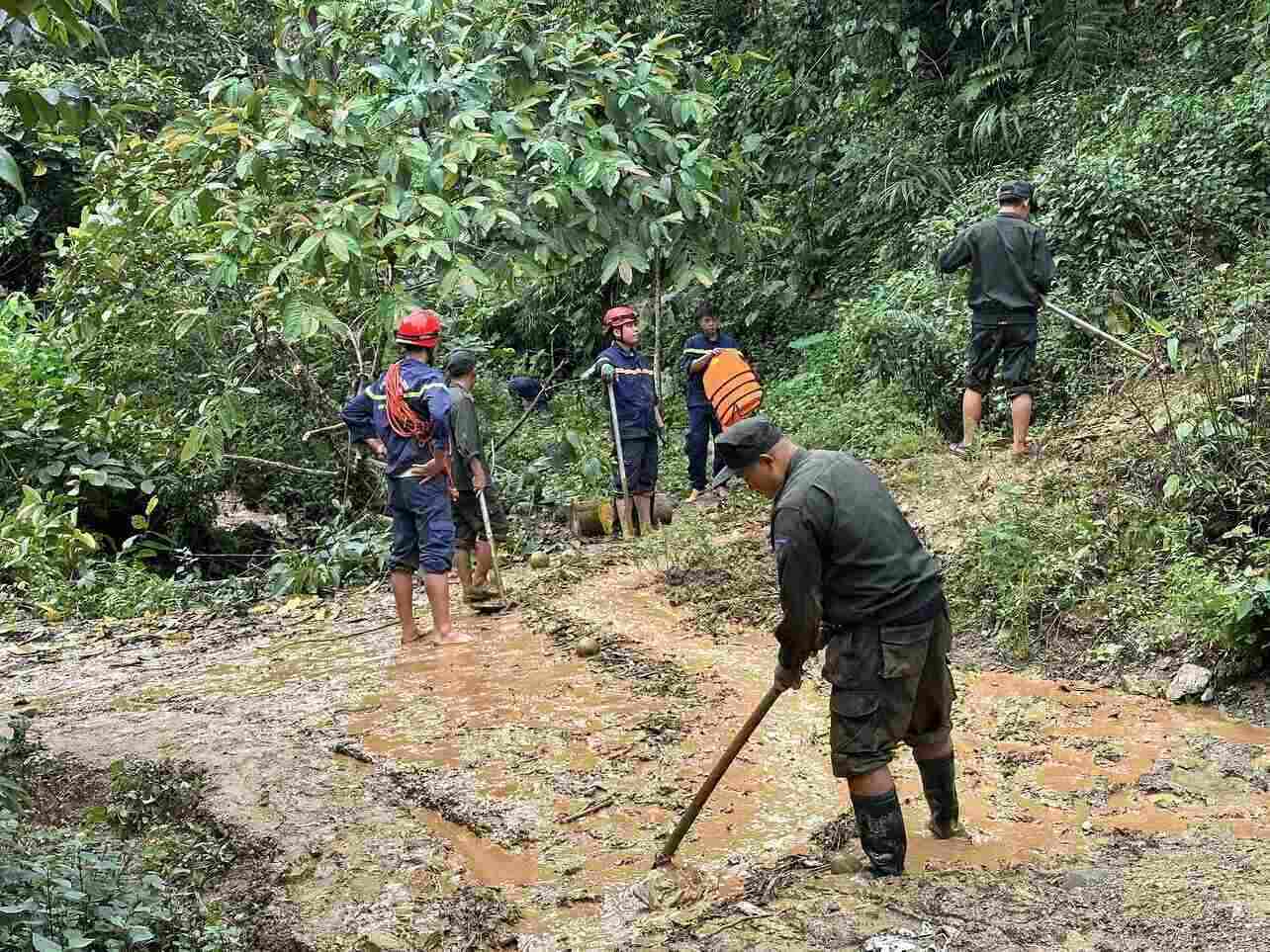 Đầu giờ chiều nay (25.7), công tác tìm kiếm thi thể nạn nhân vẫn được triển khai. Ảnh: Lê Hạnh