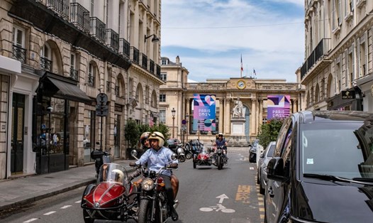 Đường phố trang trí theo chủ đề Olympic và Paralympic gần Tòa nhà Quốc hội ở Paris, Pháp. Ảnh: Xinhua