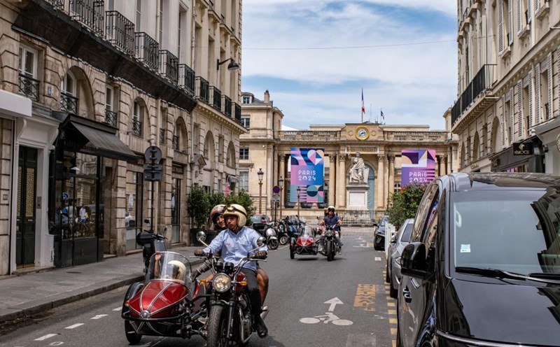 Đường phố trang trí theo chủ đề Olympic và Paralympic gần Tòa nhà Quốc hội ở Paris, Pháp. Ảnh: Xinhua