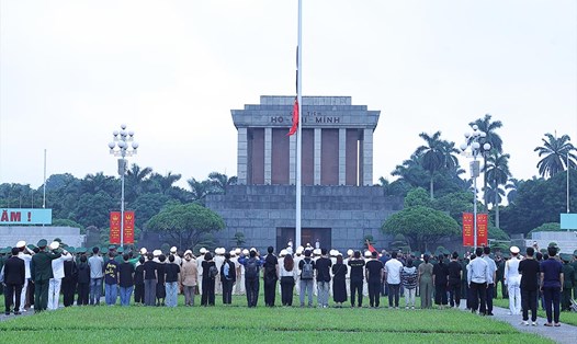 Cờ rủ Quốc tang Tổng Bí thư Nguyễn Phú Trọng.