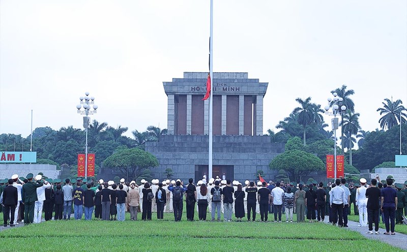 Cờ rủ Quốc tang Tổng Bí thư Nguyễn Phú Trọng.