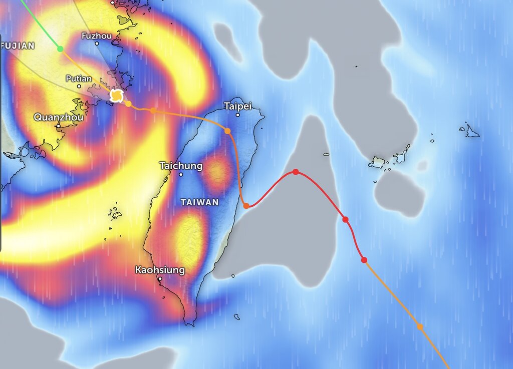 Siêu bão Gaemi đã đánh chìm một tàu hàng ngoài khơi đảo Đài Loan (Trung Quốc). Ảnh: Zoom Earth