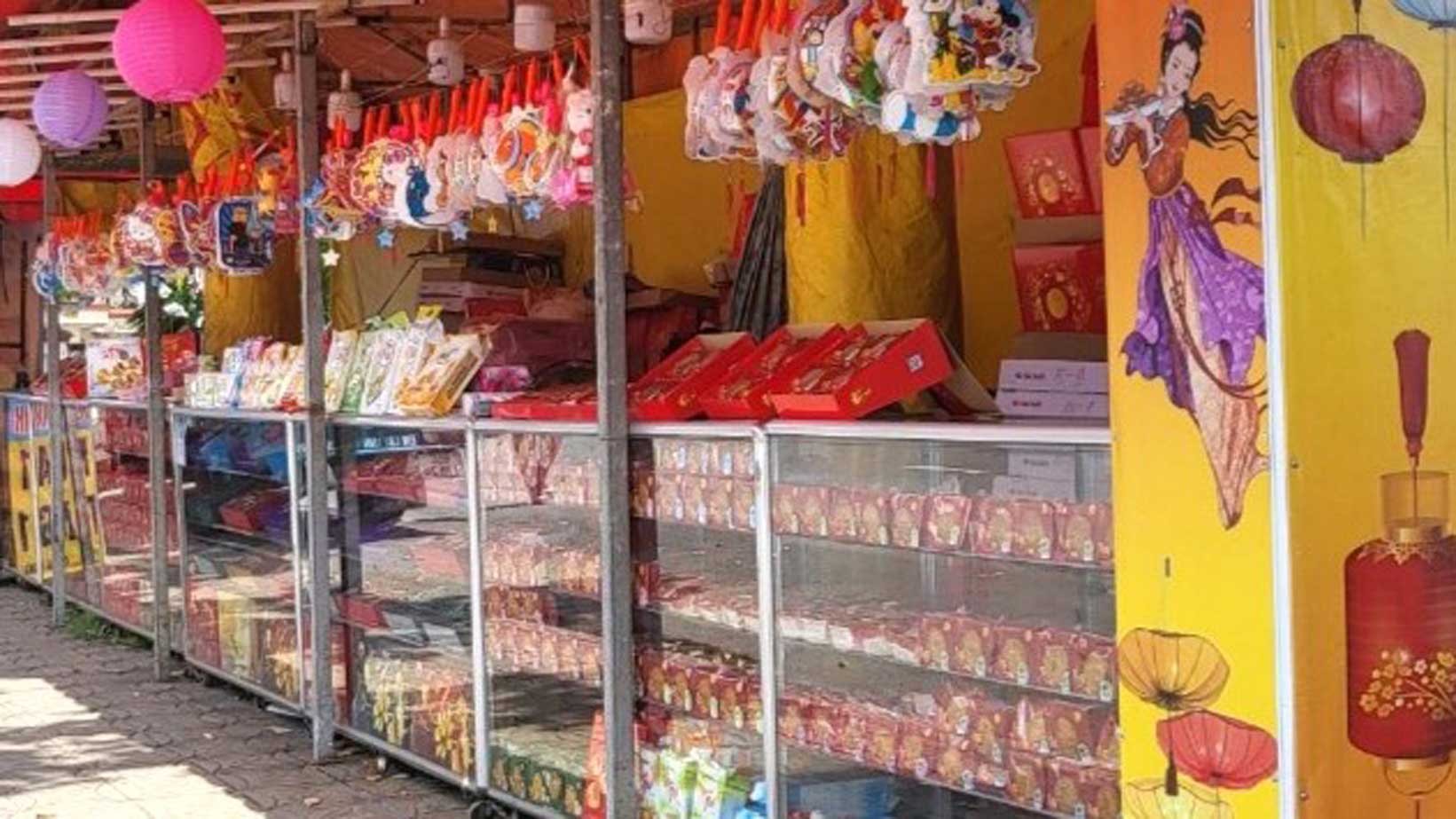 Many mooncake stalls hit the streets early. Photo: My Ly