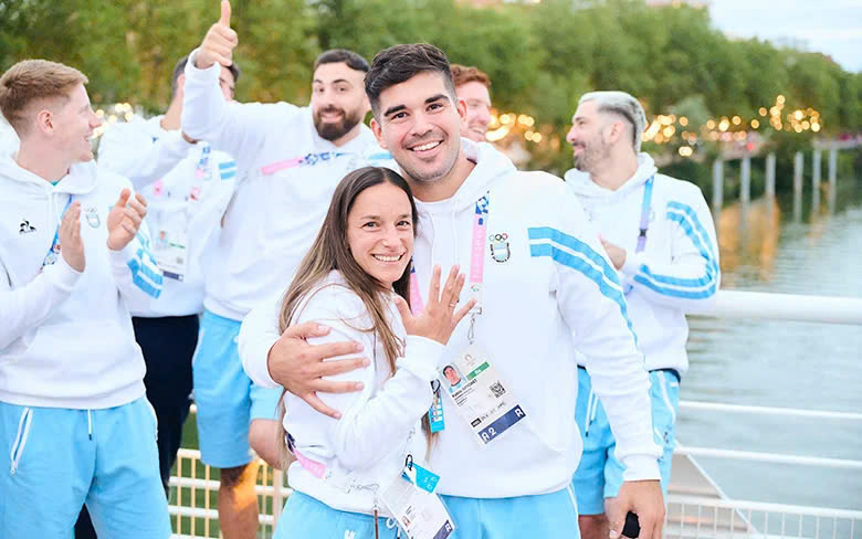 L'athlete masculin Pablo Simonet a propose a l'athlete feminine Maria Campoy avant l'ouverture des Jeux Olympiques. Photo: Olympique