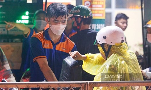 Giá xăng dầu đồng loạt giảm từ chiều nay. Ảnh: Ngọc Lê