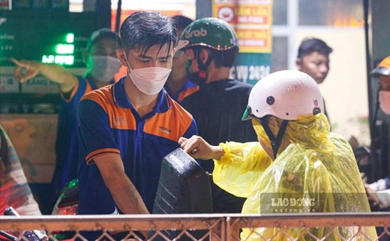 Giá xăng dầu đồng loạt giảm từ chiều nay. Ảnh: Ngọc Lê