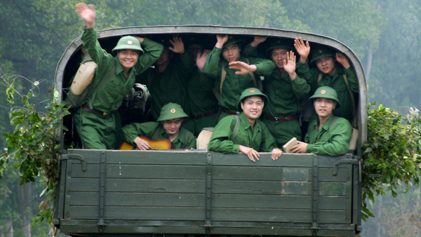 “Mui co chay” xoay quanh so phan cua 4 sinh vien khi len duong chi vien cho chien truong Quang Tri nam 1972. Anh: Nha san xuat