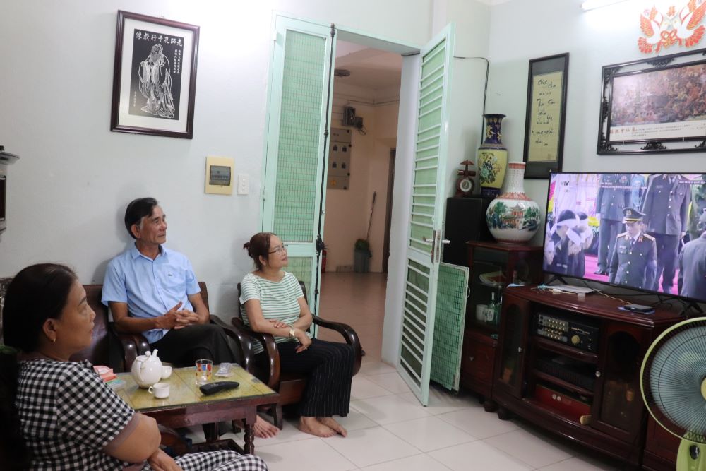 Da Nang 사람들은 Nguyen Phu Trong 사무 총장의 전국 장례식을 보러 이사했습니다. 사진 : Nguyen Linh