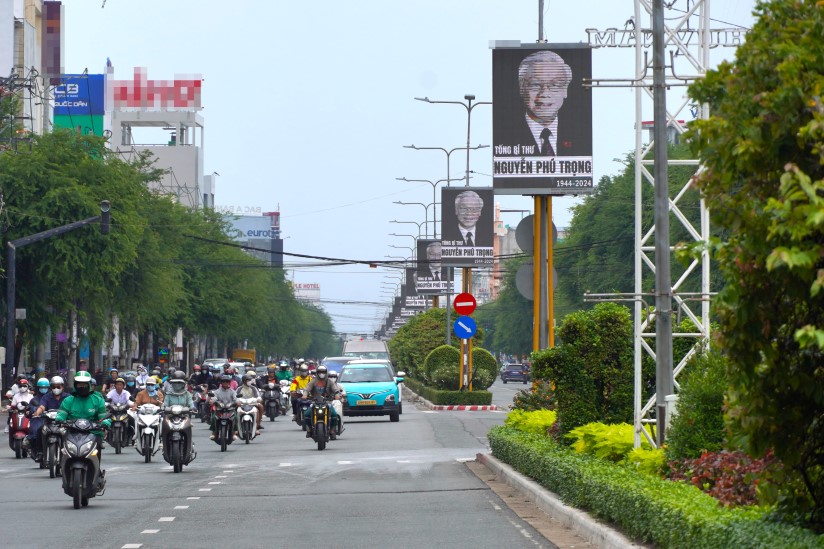 Người dân dễ dàng theo dõi hình ảnh về Tổng Bí thư Nguyễn Phú Trọng tại nhiều ngã tư, ngã ba đường.