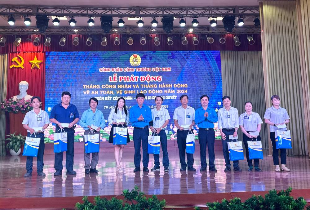 Lãnh đạo Công đoàn Công Thương Việt Nam trao quà cho công nhân có hoàn cảnh khó khăn nhân dịp Tháng Công nhân 2024. Ảnh: CĐ Công Thương