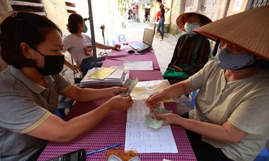 Tăng lương hưu liên tục thôi thúc người lao động cố gắng có lương hưu. Ảnh: Hải Nguyễn.