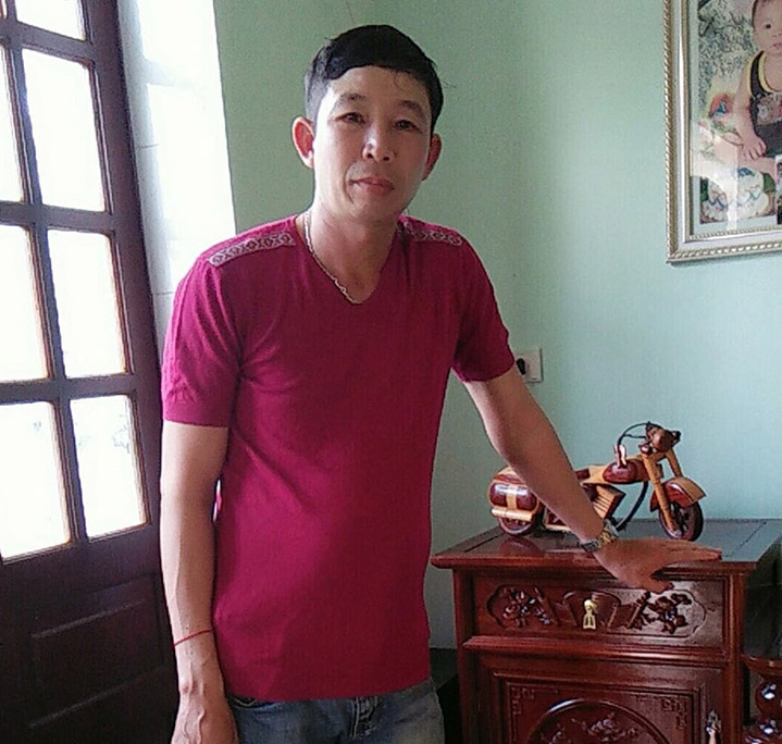 Mr. Quang is currently paying additional voluntary social insurance so he can have a pension in the future. Photo: NVCC.